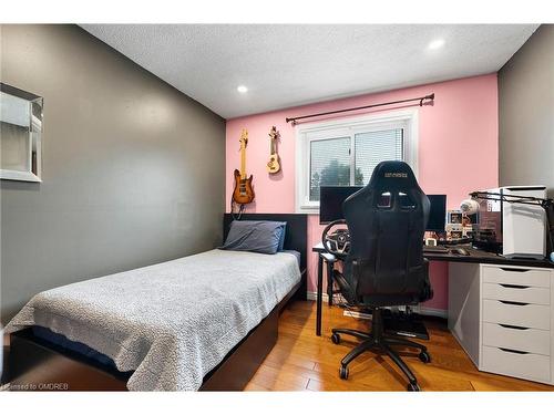 120 Courtleigh Square, Brampton, ON - Indoor Photo Showing Bedroom