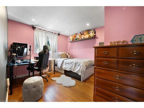 120 Courtleigh Square, Brampton, ON - Indoor Photo Showing Bedroom