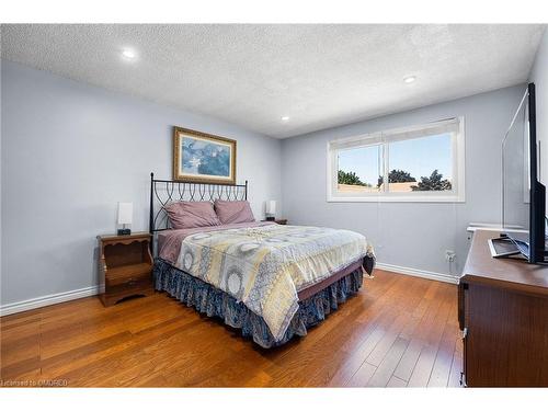 120 Courtleigh Square, Brampton, ON - Indoor Photo Showing Bedroom