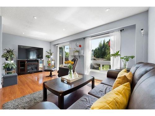 120 Courtleigh Square, Brampton, ON - Indoor Photo Showing Living Room