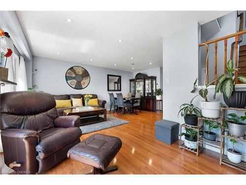 120 Courtleigh Square, Brampton, ON - Indoor Photo Showing Living Room