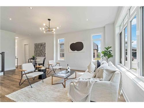 5 Admiral Road Road, Welland, ON - Indoor Photo Showing Living Room