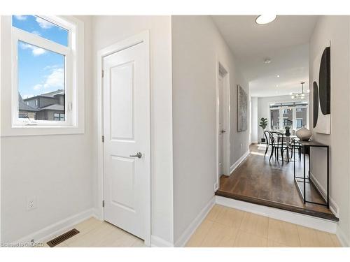 5 Admiral Road Road, Welland, ON - Indoor Photo Showing Living Room