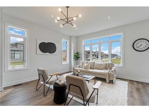 5 Admiral Road Road, Welland, ON - Indoor Photo Showing Living Room