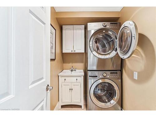 27 Southaven Place, Oakville, ON - Indoor Photo Showing Laundry Room