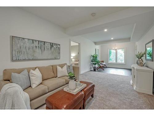 11300 Taylor Court, Campbellville, ON - Indoor Photo Showing Living Room