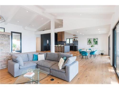 2226 Lakeshore Road, Burlington, ON - Indoor Photo Showing Living Room