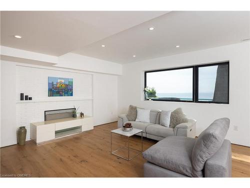 2226 Lakeshore Road, Burlington, ON - Indoor Photo Showing Living Room