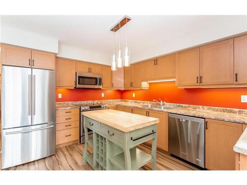 10-51 Hays Boulevard, Oakville, ON - Indoor Photo Showing Kitchen With Stainless Steel Kitchen With Double Sink