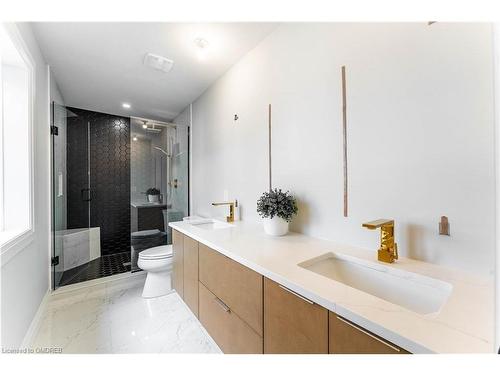 523 Fairway Road, Woodstock, ON - Indoor Photo Showing Bathroom