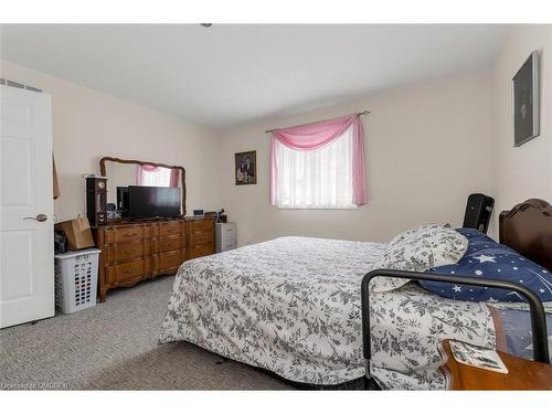 4-165 Main Street E, Grimsby, ON - Indoor Photo Showing Bedroom