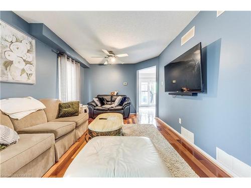 104 Cutters Crescent, Brampton, ON - Indoor Photo Showing Living Room