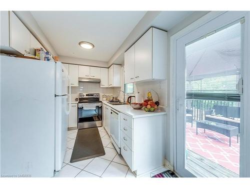 104 Cutters Crescent, Brampton, ON - Indoor Photo Showing Kitchen