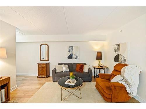 210-1460 Bishops Gate, Oakville, ON - Indoor Photo Showing Living Room