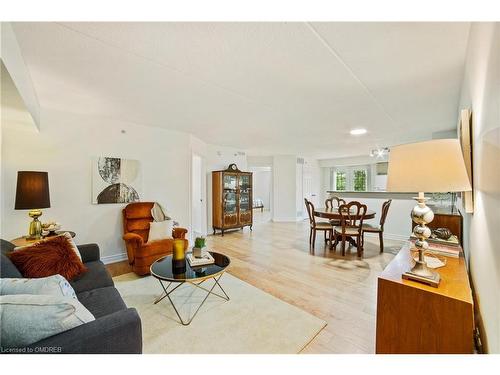 210-1460 Bishops Gate, Oakville, ON - Indoor Photo Showing Living Room