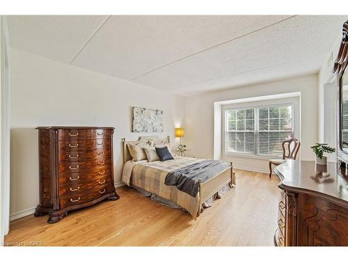 210-1460 Bishops Gate, Oakville, ON - Indoor Photo Showing Bedroom