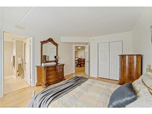 210-1460 Bishops Gate, Oakville, ON - Indoor Photo Showing Bedroom