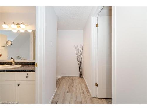 204 Country Club Drive, Guelph, ON - Indoor Photo Showing Bathroom