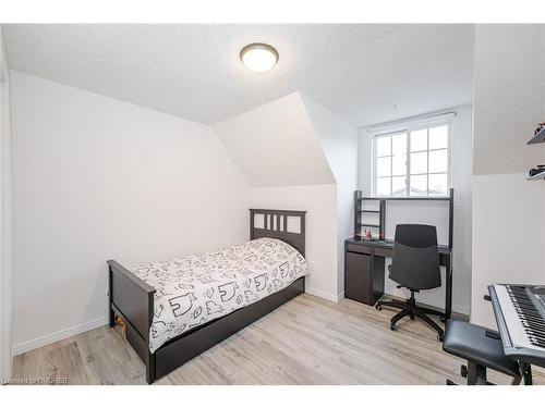 204 Country Club Drive, Guelph, ON - Indoor Photo Showing Bedroom