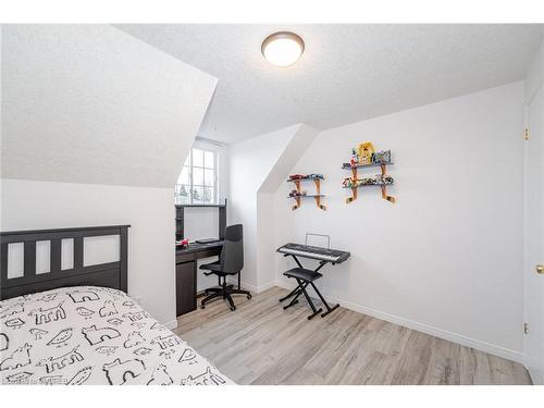 204 Country Club Drive, Guelph, ON - Indoor Photo Showing Bedroom