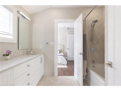 180 Chisholm Street, Oakville, ON - Indoor Photo Showing Bathroom