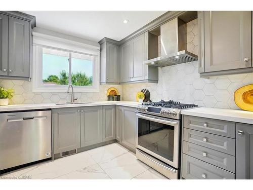 242 Slater Crescent, Oakville, ON - Indoor Photo Showing Kitchen With Stainless Steel Kitchen With Upgraded Kitchen