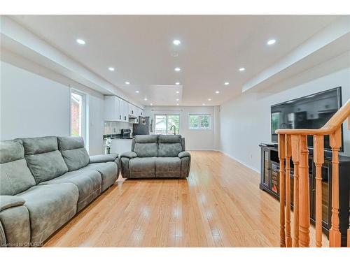 1225 Foxglove Place, Mississauga, ON - Indoor Photo Showing Living Room