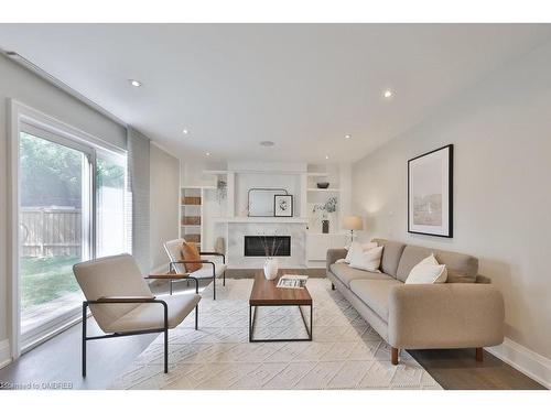 2068 Mississauga Road, Mississauga, ON - Indoor Photo Showing Living Room