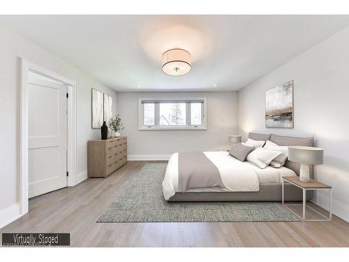 2068 Mississauga Road, Mississauga, ON - Indoor Photo Showing Bedroom