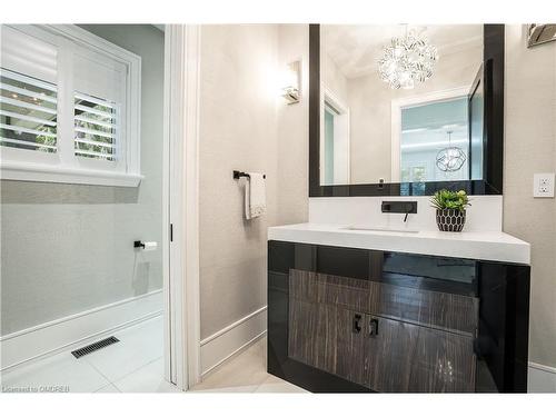 231 Wedgewood Drive, Oakville, ON - Indoor Photo Showing Bathroom