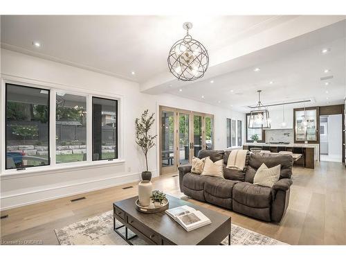 231 Wedgewood Drive, Oakville, ON - Indoor Photo Showing Living Room