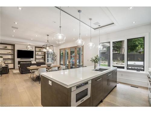 231 Wedgewood Drive, Oakville, ON - Indoor Photo Showing Kitchen With Double Sink With Upgraded Kitchen