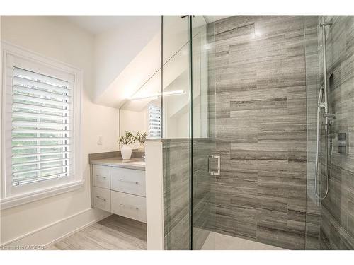 231 Wedgewood Drive, Oakville, ON - Indoor Photo Showing Bathroom