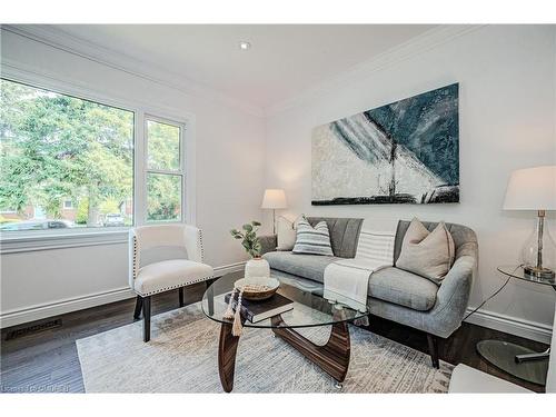 150 West 25Th Street, Hamilton, ON - Indoor Photo Showing Living Room