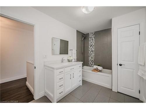 150 West 25Th Street, Hamilton, ON - Indoor Photo Showing Bathroom