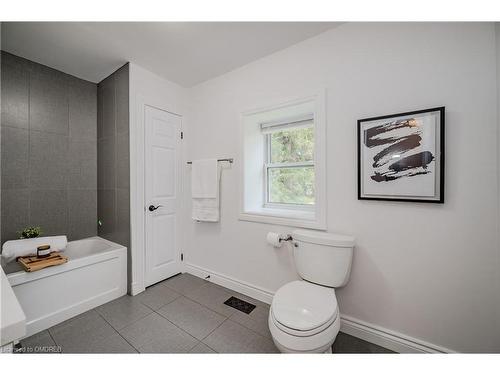 150 West 25Th Street, Hamilton, ON - Indoor Photo Showing Bathroom