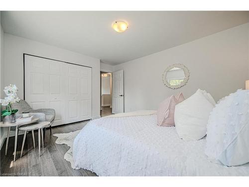 150 West 25Th Street, Hamilton, ON - Indoor Photo Showing Bedroom