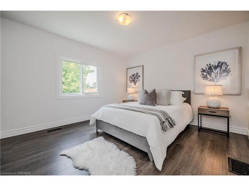 150 West 25Th Street, Hamilton, ON - Indoor Photo Showing Bedroom