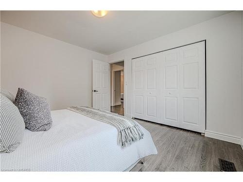 150 West 25Th Street, Hamilton, ON - Indoor Photo Showing Bedroom