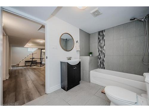 150 West 25Th Street, Hamilton, ON - Indoor Photo Showing Bathroom