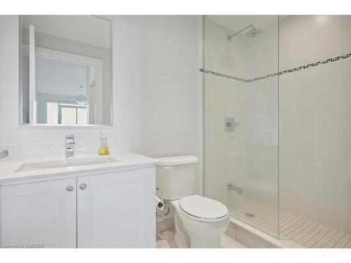 407-2480 Prince Michael Drive, Oakville, ON - Indoor Photo Showing Bathroom