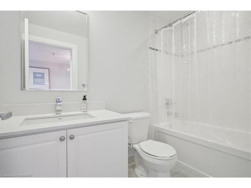 407-2480 Prince Michael Drive, Oakville, ON - Indoor Photo Showing Bathroom