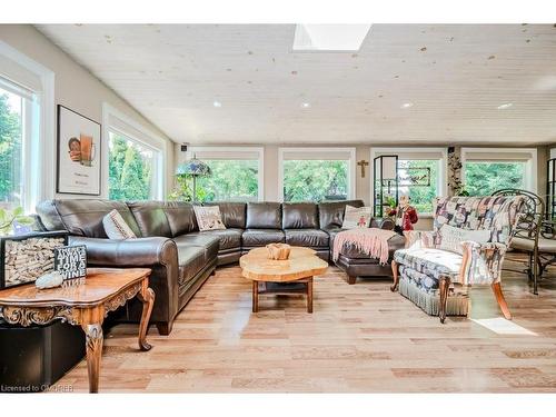 2299 Fassel Avenue, Burlington, ON - Indoor Photo Showing Living Room