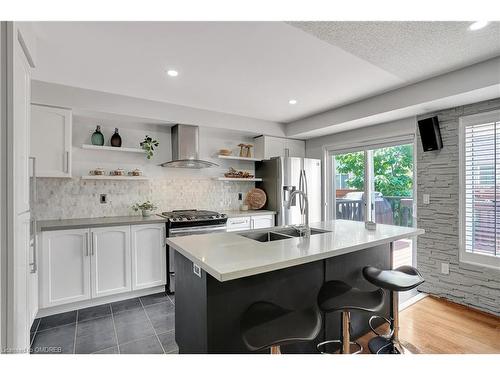 4223 Cole Crescent, Burlington, ON - Indoor Photo Showing Kitchen With Upgraded Kitchen