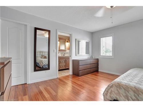 4223 Cole Crescent, Burlington, ON - Indoor Photo Showing Bedroom