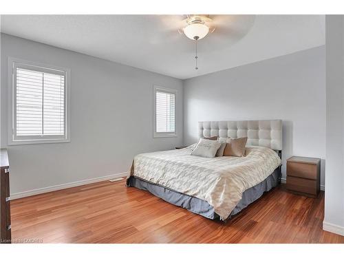 4223 Cole Crescent, Burlington, ON - Indoor Photo Showing Bedroom