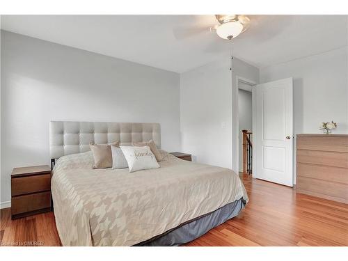 4223 Cole Crescent, Burlington, ON - Indoor Photo Showing Bedroom