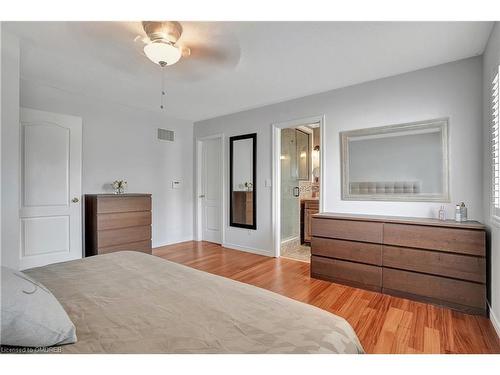 4223 Cole Crescent, Burlington, ON - Indoor Photo Showing Bedroom