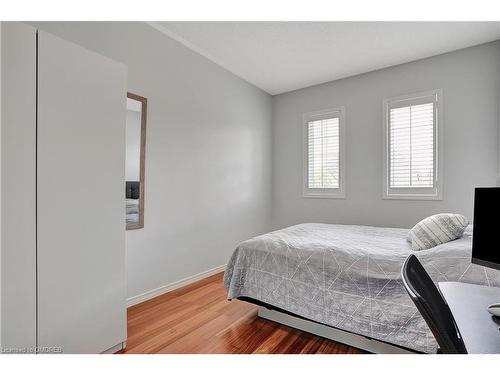 4223 Cole Crescent, Burlington, ON - Indoor Photo Showing Bedroom