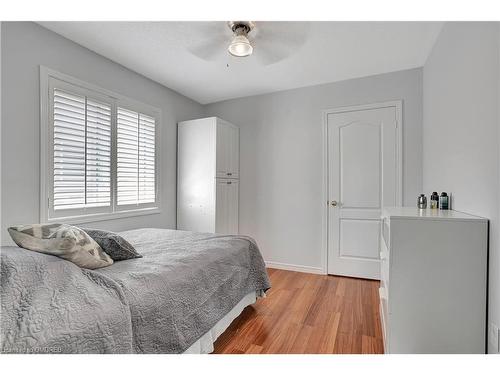 4223 Cole Crescent, Burlington, ON - Indoor Photo Showing Bedroom